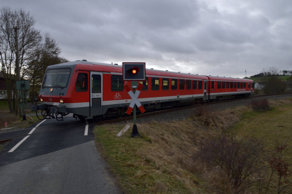 Am Sankt Silvestertag f�hrt der 628 277 als RB 23486 nach Miltenberg, hier kreuzt er gerade den �bergang Seckacher Weg, der zu Aussiedlerh�fen unweit von Buchen/Odenwald f�hrt. 31.12.2012