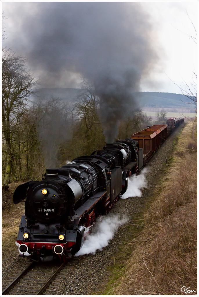 Am Scheitelpunkt nahe Oberrohn, ziehen die beiden Jumbos, 44 2546 & 44 1486 einen schweren Gterzug von Immelborn nach Eisenach.  
11.04.2013