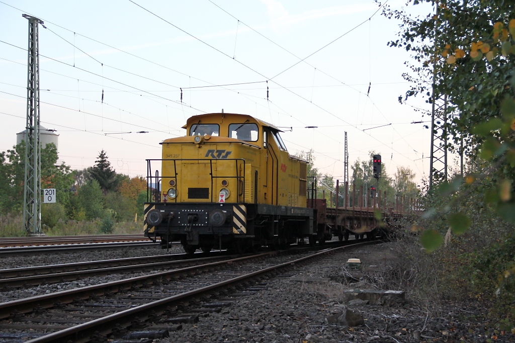 Am Schluss des Bauzuges der RTS 221 134 hing noch 345 237. Aufgenommen am 03.10.2011 in Eschwege West.
