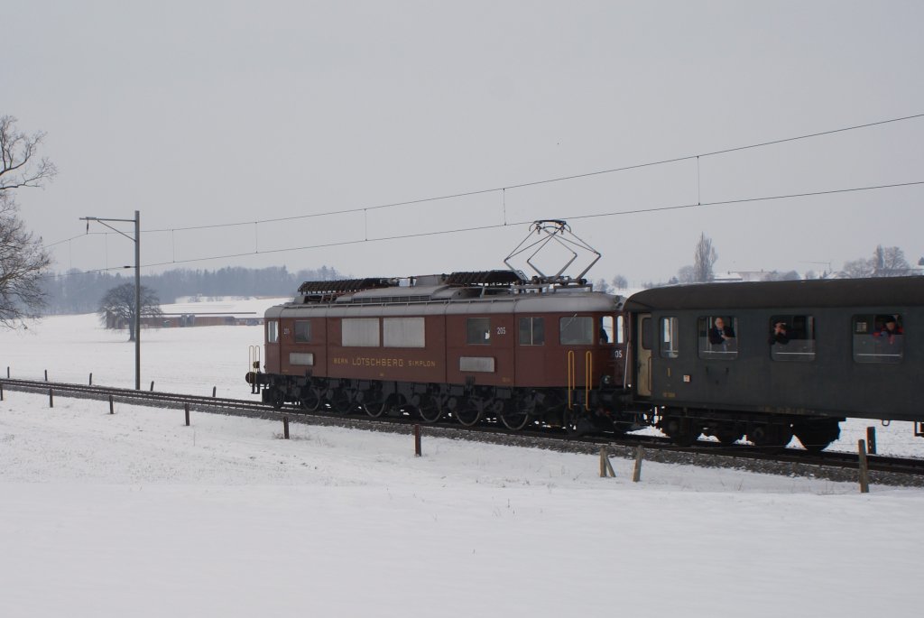 Am Schluss des NRE befand sich dann auch noch die Ae 6/8 205. Das Bild wurde wie das von der Pacific 01 202, welche sich an der Spitze dieses Zuges befand, am 13.2.10 aufgenommen.