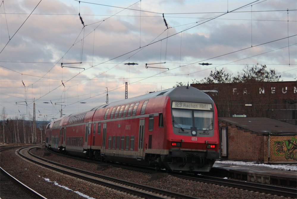 Am Schluss des RE9 mit Zuglok 111 156 hngt ein 761.2 Steuerwagen des Werks Aachen, das erkennt man u.a. daran, das das FIS defekt ist ;-) Der Zug fhrt nmlich eigentlich nach Siegen oder Gieen, ab Fahrplanwechsel Dez. 2010 fhrt hier die DB Regio Rheinland mit Talent 2 und Loks der BR120 + Dosto, 21.2.10