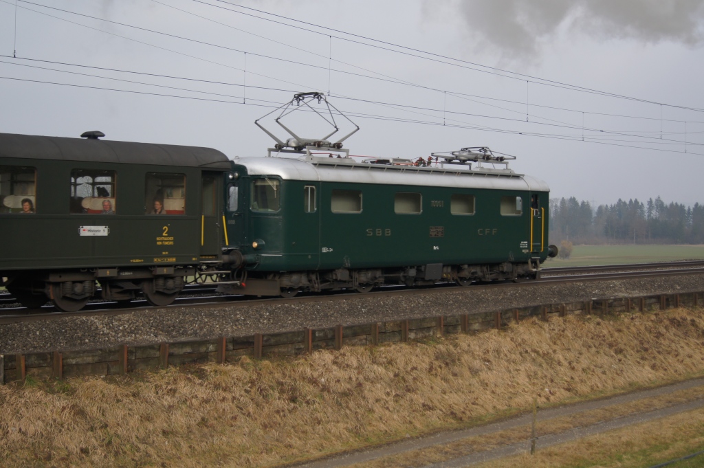 Am Schluss des Zuges befand sich die Re 4/4 I 10001. (Rotkreuz, 19.2.11)