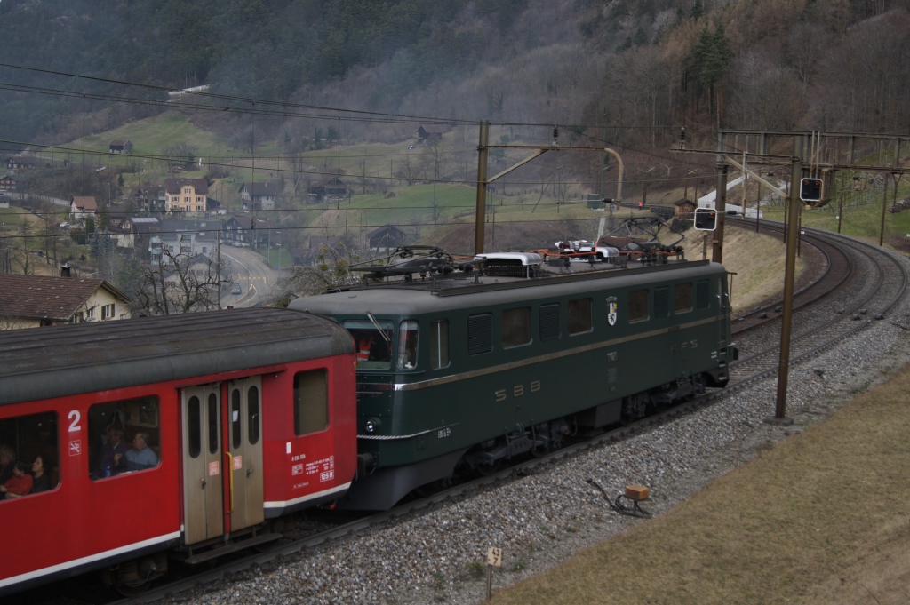 Am Schluss des Zuges half auch noch die Ae 6/6 11421 mit. (Erstfeld, 12.3.11)