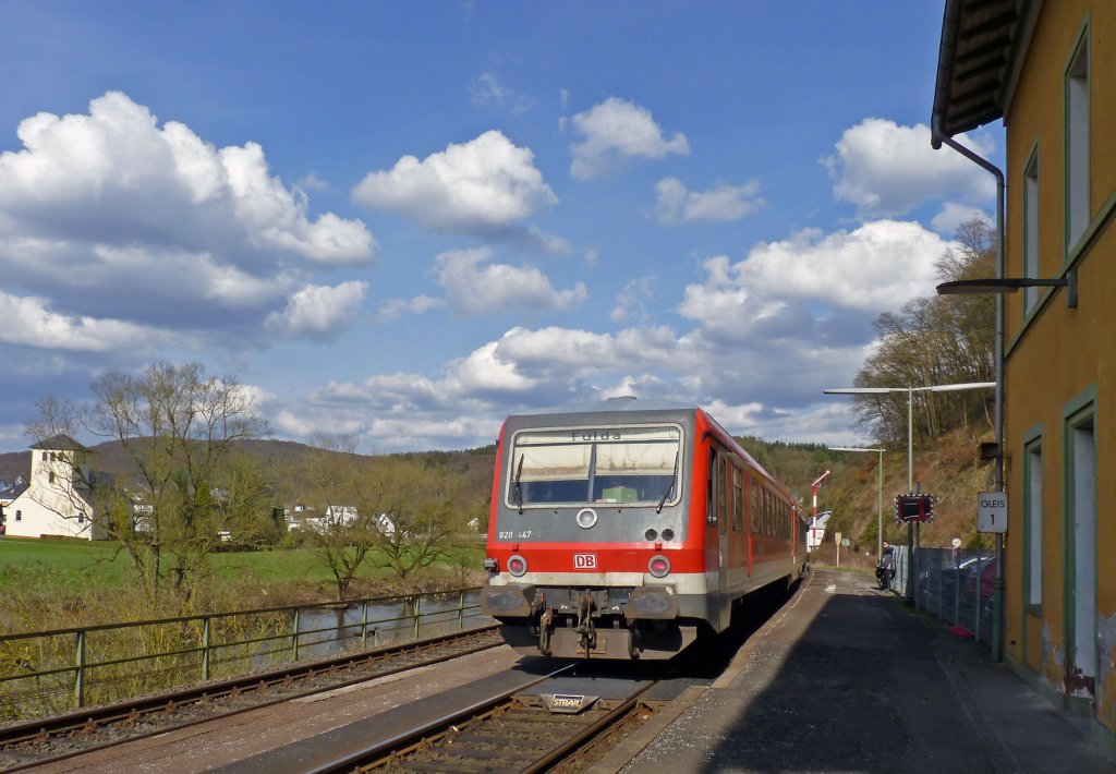 Am schon frhlingshaften 02.04.2010 ist 628/928 447 als RB 29531 gerade in Aumenau an der Lahn angekommen und fhrt nun weiter ber Gieen nach Fulda. Am Wochenende fahren die Triebwagen in der Regel in Mehrfachtraktion, die groe Anzahl an Fahrrdern erfordert einfach Platz.