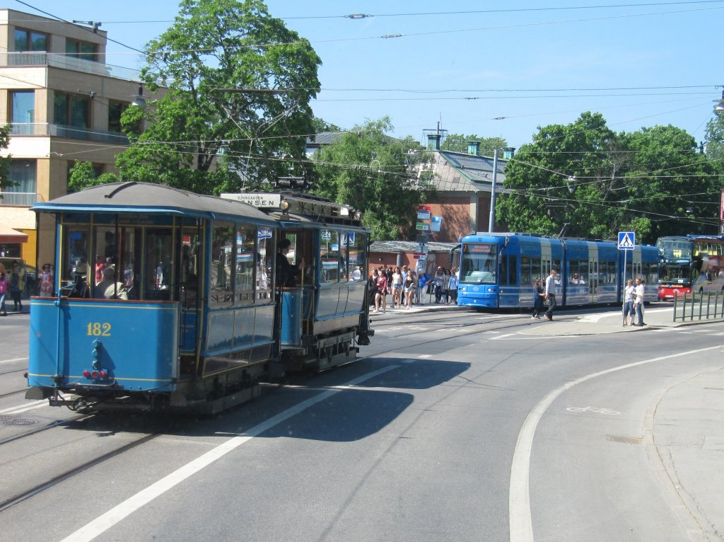 Am Schwedischen Nationalfeiertag (06.06.2013) war auch ein historische Triebwagen auf der Linie 7 unterwegs.