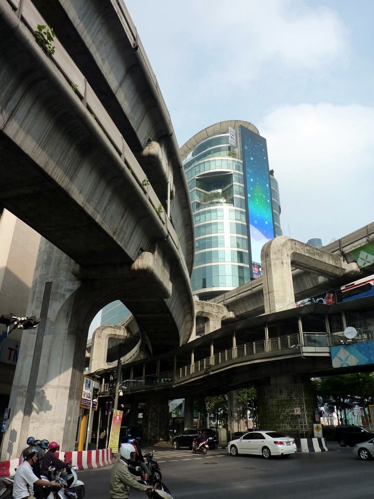 Am Siam Square treffen beide Linien der BTS Skytrain auf zwei Ebenen zusammen und erreichen dabei beachtliche Hhen. Aufgenommen am 03.12.2012.