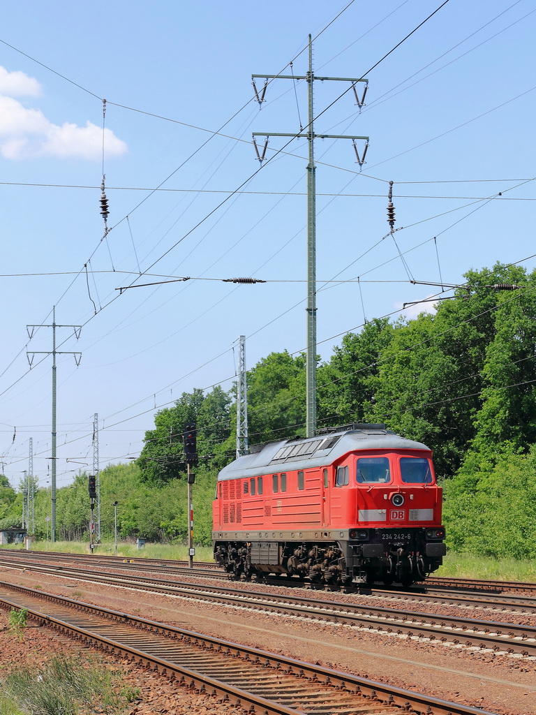 Am Signal des Hauptgleises in Hhe von Diedersdorf in Richtung Genshagener Heide muss 234 242-6 am 23. Mai 2012 warten.