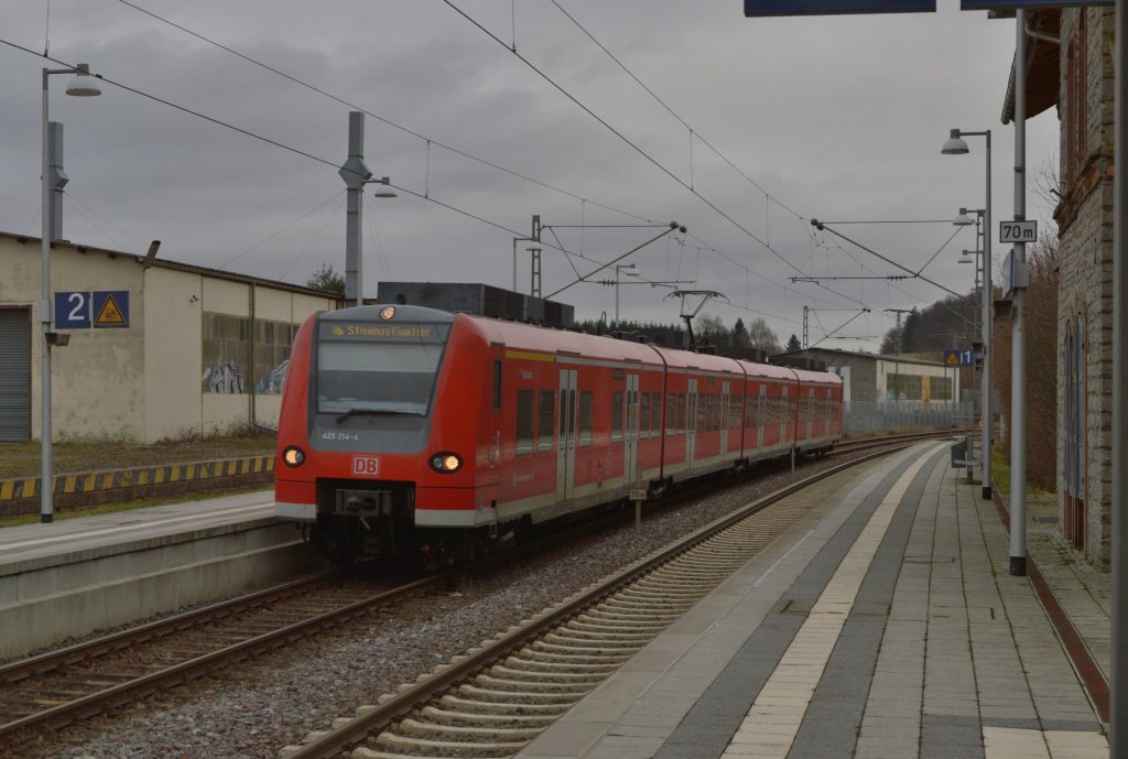 Am Silvestermorgen kommt der 425 214-4 aus Osterburken in den Bahnhof Eicholzheim eingefahren, der als S1 verkehrende Zug ist auf dem Weg nach Homburg an der Saar. 31.12.2012