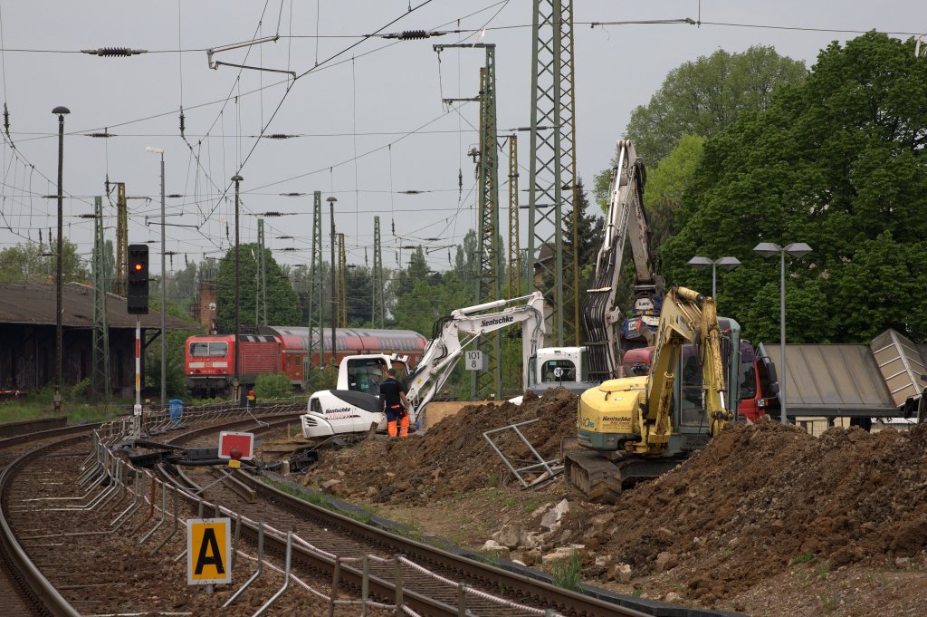 Am Sonnabebd , den 11.05.2013 , gegen  11:35 Uhr sind in Coswig(Sachsen) im Rahmen der Neugestaltung der Gleisanlagen fr die Linie S1 umfangreiche Bauarbeiten im Gange, so da nur die beiden westlichen Gleise genutzt werden knnen.Im Hintergnd fhrt die RB nach Elsterwerda Biehla aus.