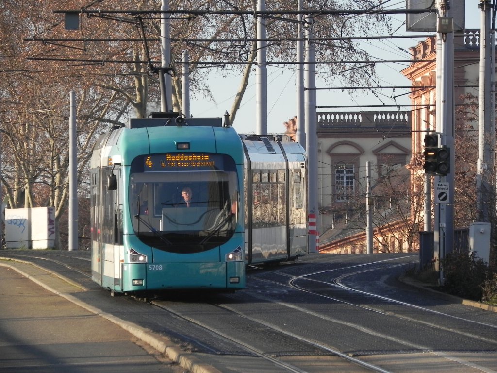Am sonnigen 15.01.2012 fhrt die Variobahn 5708 (noch in den Farben der MVG) als Linie 4 nach Heddesheim zwischen Schloss und Hauptbahnhof Mannheim. 
