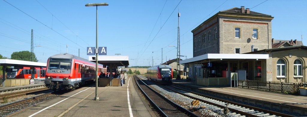 Am sonnigen 1.8.07 war es nicht einfach, den Bahnhof Steinach bei Rothenburg in Szene zu setzen. Die Triebwagen nach Rothenburg (links) und Neustadt (rechts) hielten recht weit nrdlich im Schatten, und nur die RB nach Treuchtlingen in der Mitte fuhr schn ins Licht.