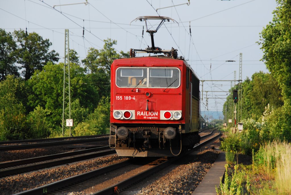 Am sonnigen Abend des 29.06.2010 gabs einen Nachschu auf 155 189-4 die sich soeben aus dem HBf Gtersloh in Richtung Bielefeld-Brackwede auf den Weg gemacht hat, um dort einen GZ zu holen, der gen Hamm laufen sollte.
Hier an der westlichen Seite der Steigung zu Avenwedder Brcke. Am Horizont kann man erkennen, wie sich die beiden GZ-Gleise nach links verabschieden und die PZ-Gleise leicht nach unten weglaufen. Wer ganz genau schaut erkennt auch das Gerippe der Brcke.