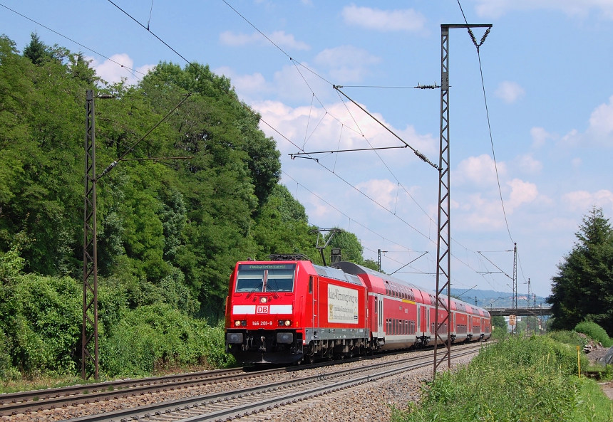 Am sonnigen und extrem heien 25.6. des Jahres 2010 konnte ich auf der Filsbahn kurz vor Gppingen dieses Bild der 146 201-9 vom BW Stuttgart  aufnehmen.