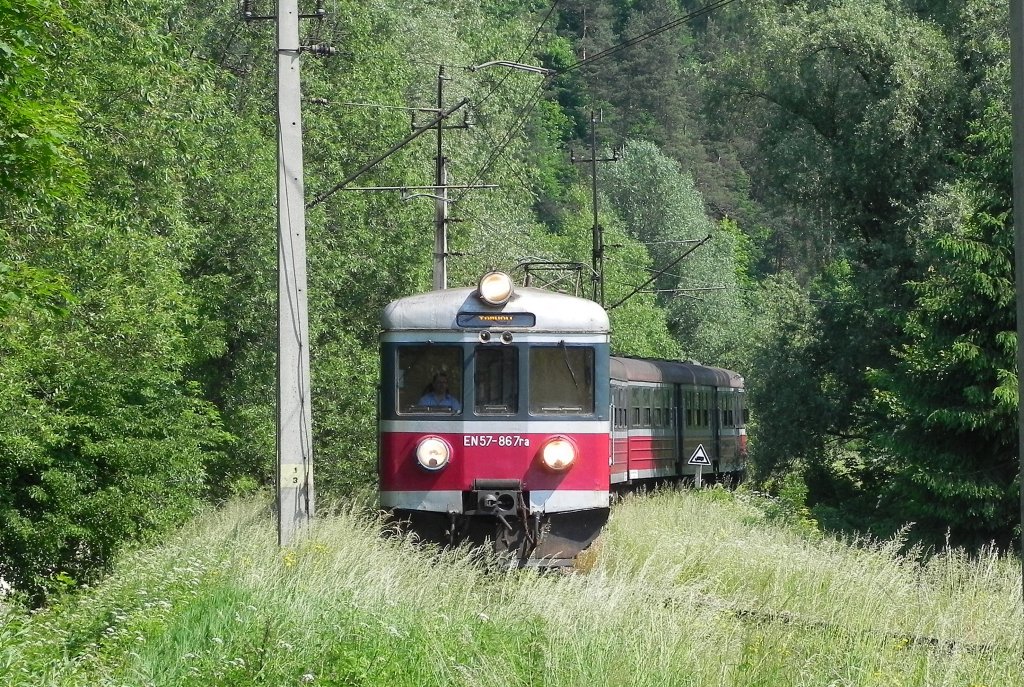 Am sonnigen Morgen des 06.06.2011 fhrt der EN 57-867 aus Krynica kommend nach Muszyna ein. 