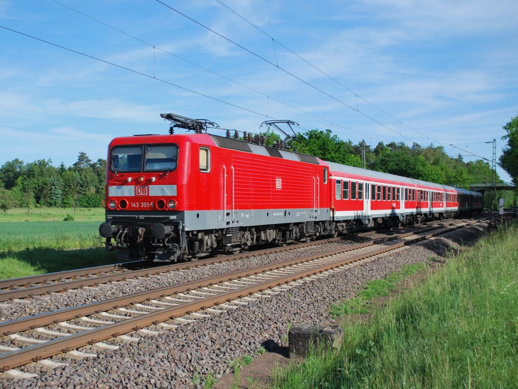 Am sonnigen Nachmittag des 05.06.2010 zieht BR 143 351-5 die RB von Minden (Westf.) nach Rotenburg (Wmme)
Aufgenommen bei Gandesbergen zwischen Nienburg und Eystrup.