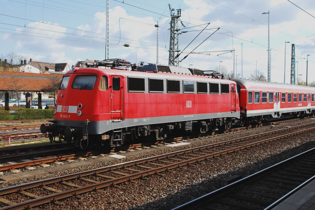 Am sonnigen Nachmittag des 10.04.2010 wartet 110 463-7 auf Ihre nchste Tour mit Ihrem Regional-Express. Hier abgestellt auf einem Nebengleis des Mindener HBf.