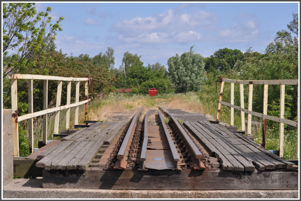 Am Sonntag den 03.06.2012 um 07.00Uhr ruhte die Strecke noch und es waren keine Aktivitten an der Brcke auszumachen. Blick vom Oberdeck des Flussschiffes auf den nrdlichen Streckenverlauf bei Rybina am Fluss Skarpawa. (03.06.2012)