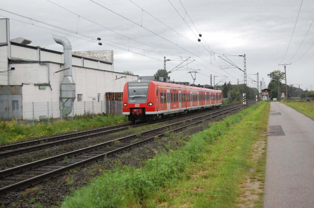 Am Sonntag den 12.9.2010 f�hrt 425 576-6 als RB 33 nach Duisburg. Vor wenigen Minuten hat er den Bahnhof Anrath verlassen und passiert das Gewerbegebiet.
