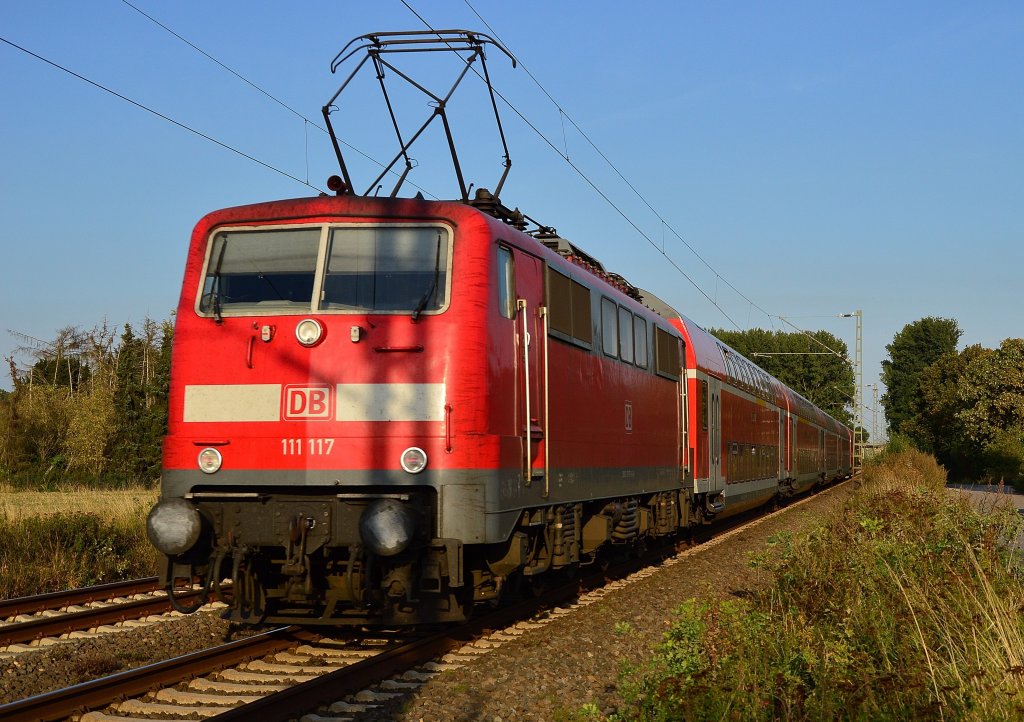 Am Sonntag den 16.9.2012 ist die 111 117 mit einem RE4 zwischen Korschenbroich und Kleinenbroich in Richtung Dortmund unterwegs......der nchste Halt findet in Neuss Hbf statt.