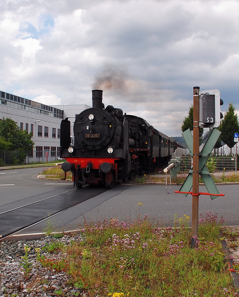 Am Sonntag den 1.7.2012 war die 38 2267 mal wieder auf der Ruhrstrecke zwischen dem BW Dahlhausen und Hagen Hbf im Einsatz....hier ist sie unweit der Henrichsh�tte am B� KM 50,1 zu sehen.