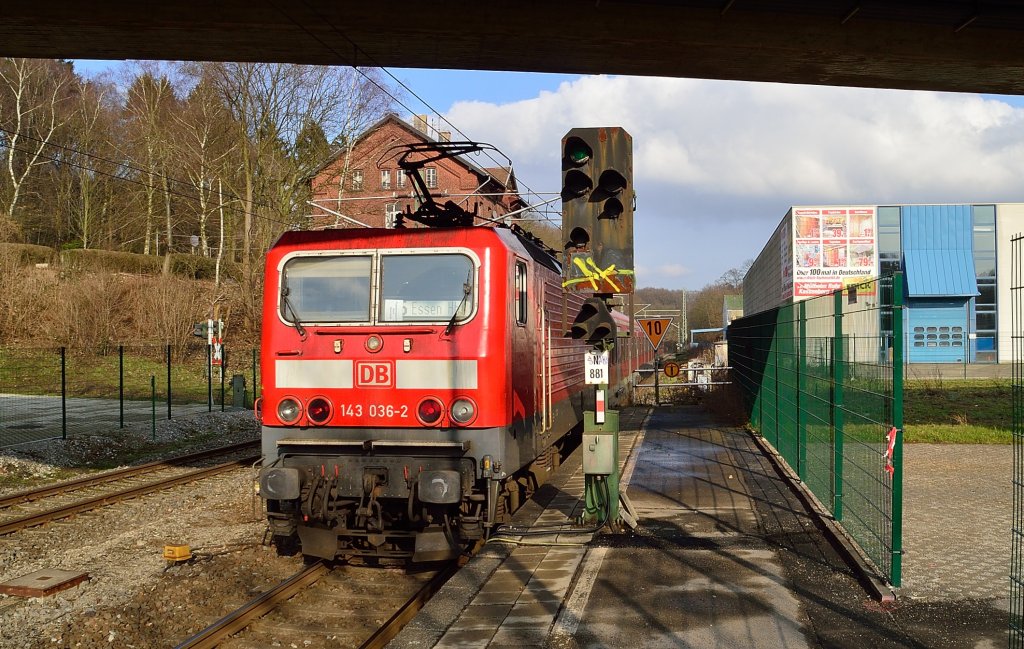 Am Sonntag den 17.2.2013 schiebt die 143 036-2 ihren X-Wagenzug der Linie S6 nach Essen Hbf aus der Station Ratingen-Hsel, der Schatten ber ihr rhrt von der neuen Bahnberfhrung her. Die  sterblichen  berreste des ehemaligen Bahnbergangs sind zum Teil noch vorhanden.