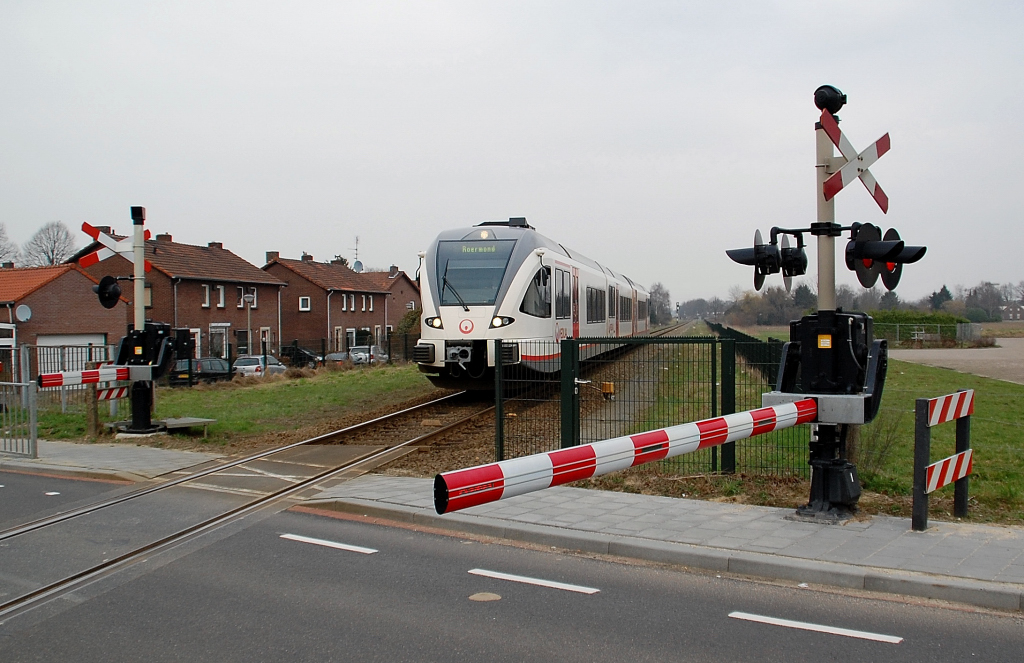 Am Sonntag den 20.2.2011 kommt ein Dieseltriebwagen der Gesellschaft Veolia von Venlo nach Roermond gefahren. Hier ist er kurz vor dem Bahnbergang Schouwberg/Brandeweijer zu sehen, in wenigen Minuten ist der Bahnhof Roermond erreicht.