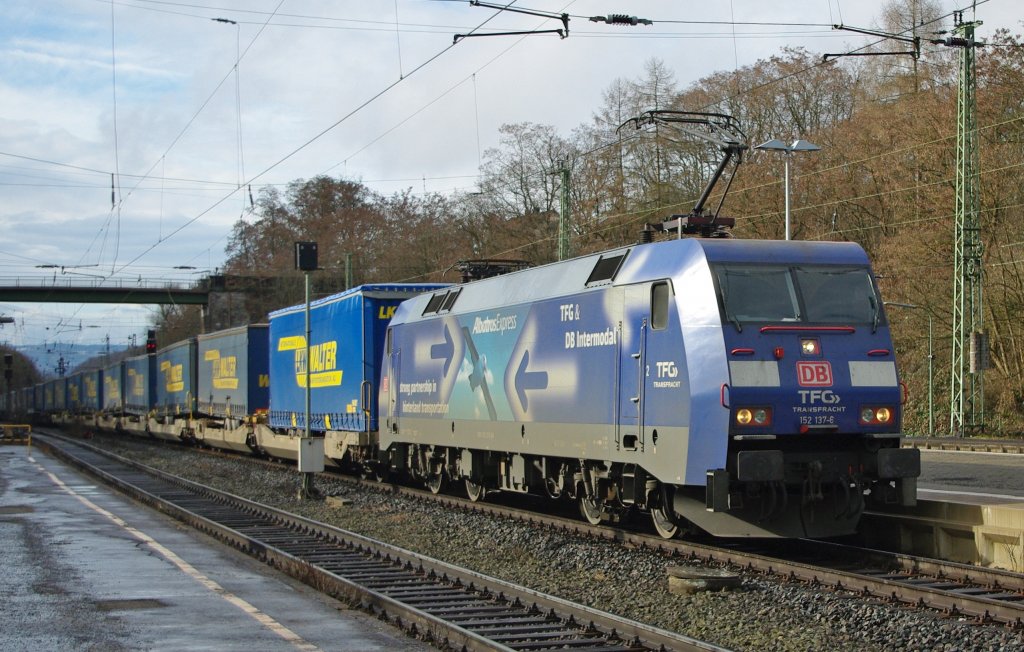 Am Sonntag, den 28.02.2010, legten wir auf der Fahrt zum Familienbesuch einen obligatorischen Stop in Eichenberg ein, und siehe da, 152 137-6 kam mit einem Aufliegerzug in Fahrtrichtung Norden vorbei.