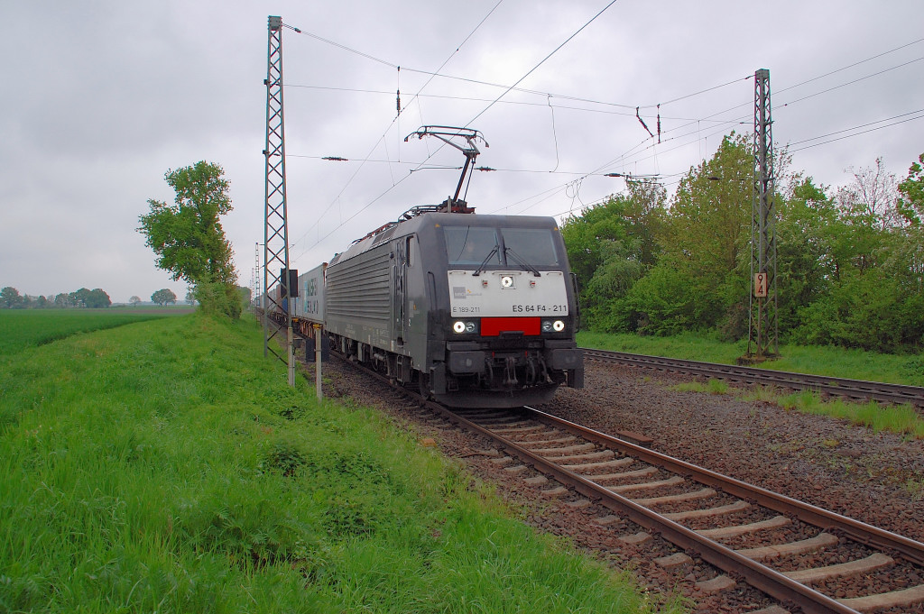 Am Sonntag den 5.5.2012 ist Ausnahmezustand.....die Strecke Viersen-Kaldenkirchen-Venlo ist Ausweichalternative fr die gesperrte rechte Rheinstecke zwischen Dinslaken und Emmerich.....darum muss nun die MRCE 189 211 in Boisheim aufs Ausweichgleis......Gru an den TF retour und danke fr den netten Lichtgru..