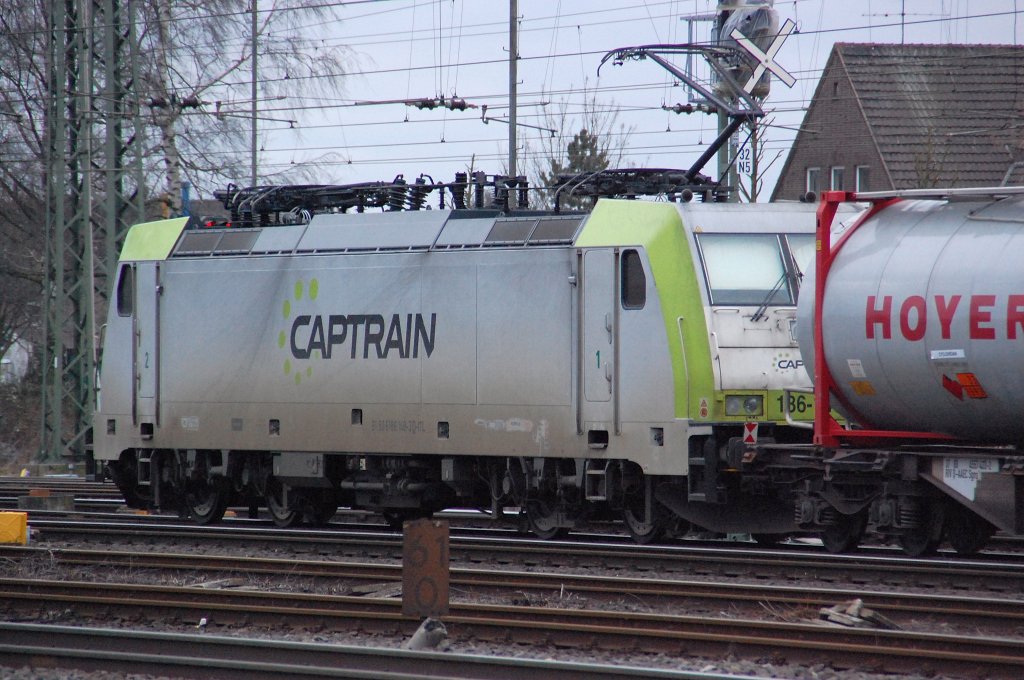 Am Sonntag den 6.2.2011 steht die 186 148 von CAPTRAIN in Emmerich mit einem Containerzug.