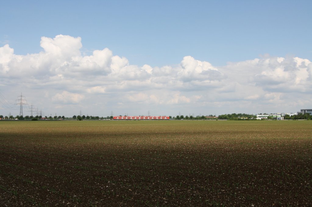 Am Sonntag, dem 13.05.12 hatten nicht nur die Blumenlden wegen des Muttertages geffnet, sondern auch die Wolkenlotterie. So wurde ein 423 der S2 zwischen Grub und Poing aufs Bild gebracht.