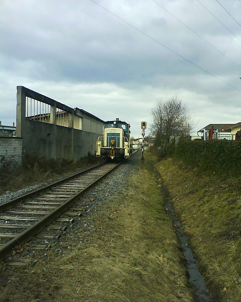 Am Sonntag dem 21.2.10 kahm die blaue BR365 der RSE mir auf der Hausstrecke Beuel-Hangelar entgegen.Hier ist sie im Industriegebiet in Ptzchen zu sehen.
