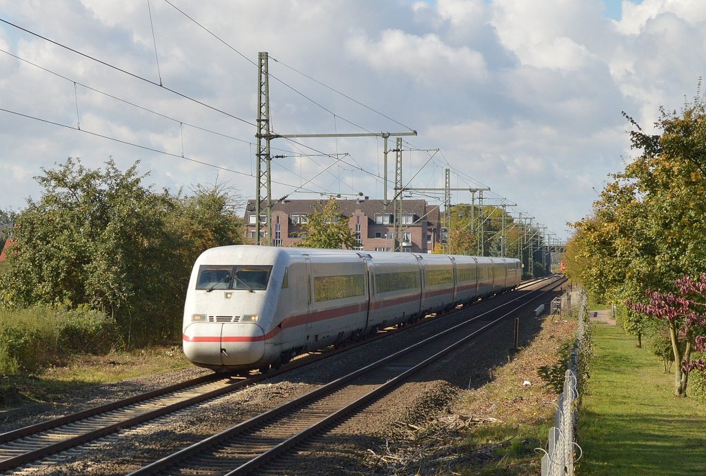 Am Sonntag f�hrt der 402 029-3 den ICE von M�nchengladbach nach Berlin, hier ist er bei B�ttgen auf dem Weg nach Neuss.7.10.2012