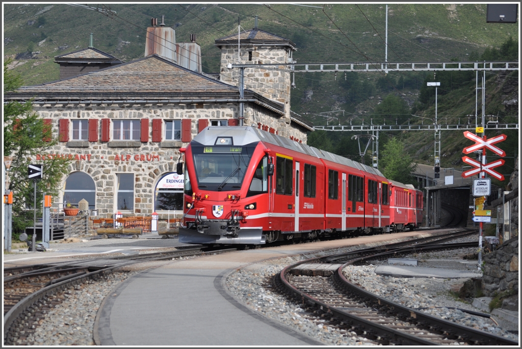 Am Sonntag morgen um 08.50 Uhr kommt R1613 als erster Zug von St.Moritz nach Alp Grm. Die Nacht in einem hbschen Zimmer mit Blick auf den Palugletscher ist brigens sehr zu empfehlen. (12.08.2012)