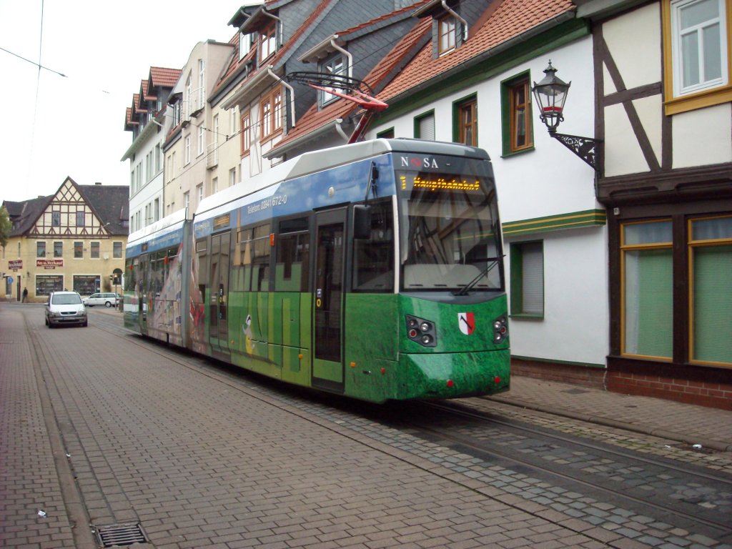 Am Sonntag Morgen um 10:09 Uhr fuhr diese Bahn in Halberstadt kurz nach der  Zuckerfabrik  in Richtung Innenstadt und HBF; 11.10.2009. 