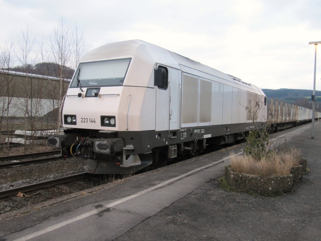 Am Sonntag Nachmittag (06.02.11) wartet die 223 144 (Press) mit einem leeren Holzzug auf Gleis 3 im Bahnhof Arnsberg.