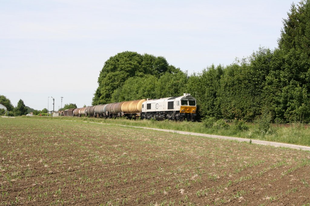 Am Sonntag-Vormittag hat man fast immer die Gelegenheit, einen recht zuverlssig verkehrenden gemischten Gterzug nach Mhldorf an der KBS 940 anzutreffen. So konnte am 29.05.11 247 059-9 in Hrlkofen fotografiert werden.