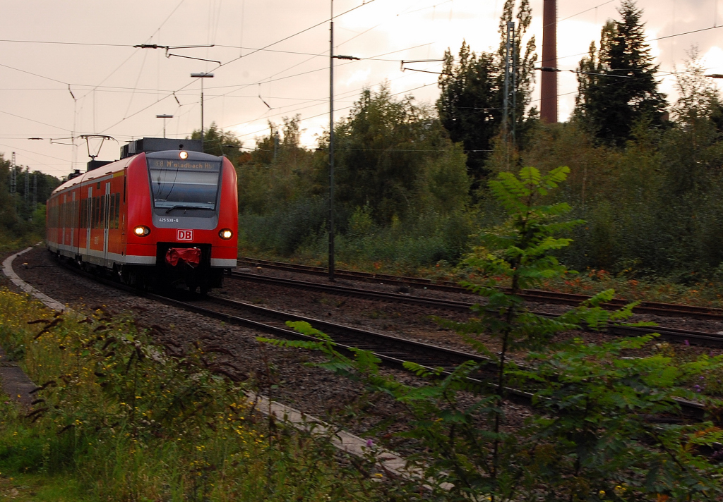 Am Sonntagabend fhrt dieser Triebwagen in den Bahnhof Odenkirchen ein. Es ist der 425 538-6 auf dem Weg nach Mnchengladbach Hbf.26.9.2010