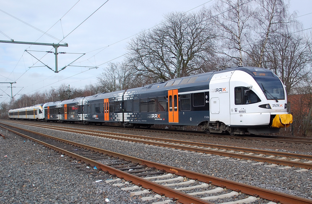 Am Sonntagmittag den 13.2.2011 durchfhrt der Zug der RE 13 auf seinem Weg nach Venlo Nl den Bahnhof Korschenbroich. Der Zug besteht aus den Eurobahntriebwagen VT 7.06 und VT 6.03.