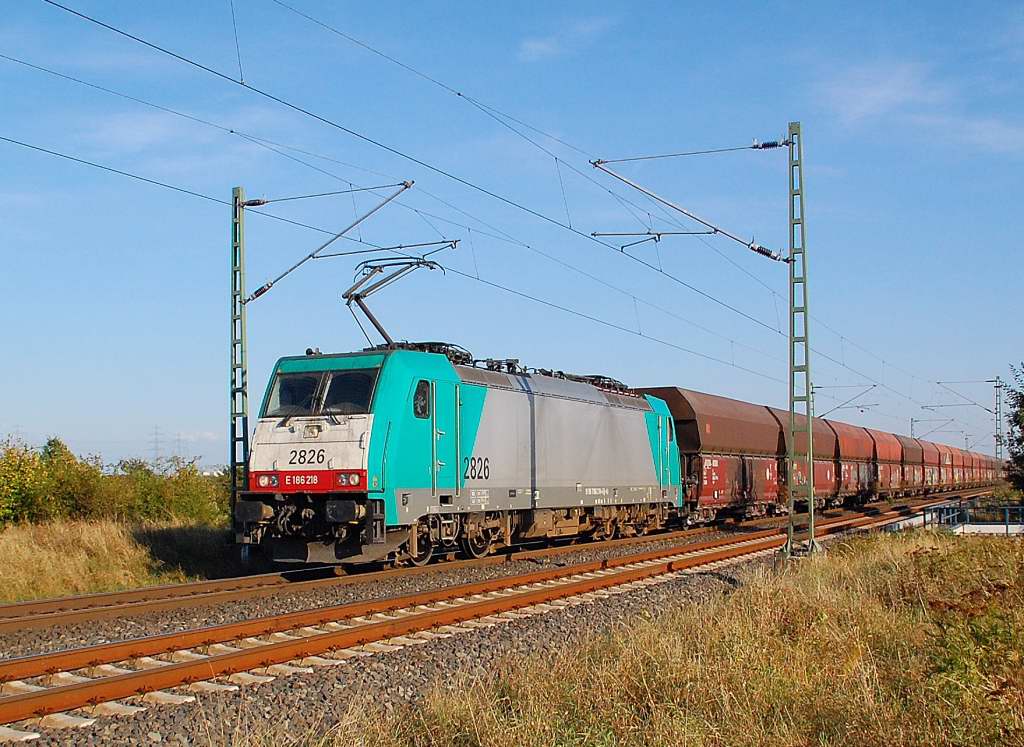 Am Sonntagnachmittag kommt mit einem Kohlewagenleerzug die COBRA 2826 aus Nievenheim an Allerheiligen vorber Richtung Neuss gefahren.......9.9.2012