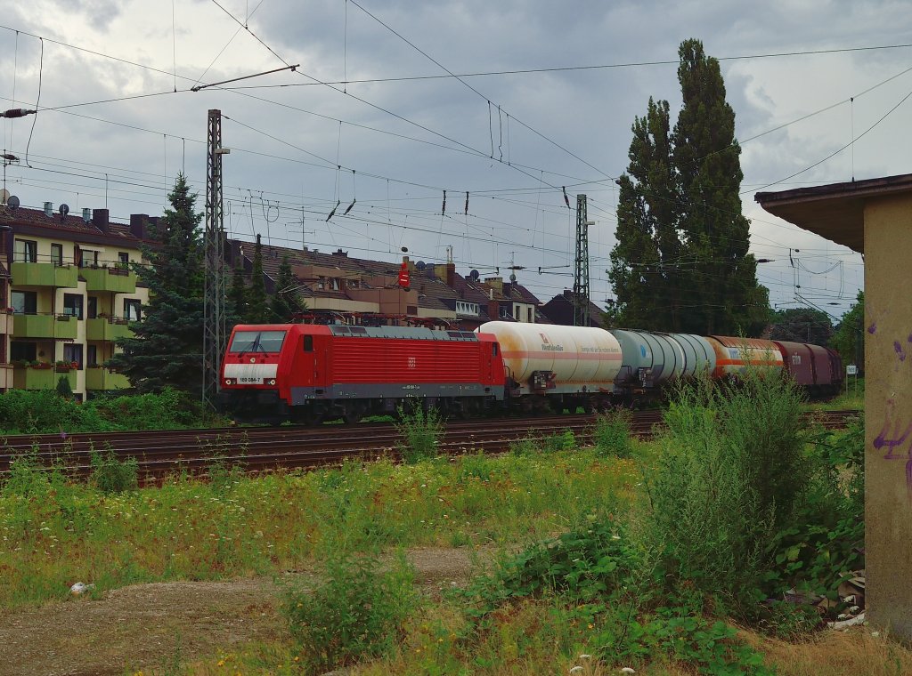 Am Sonntagsptnachmittag kommt die 189 084-7 mit einem Gemischtwarenladen am Hacken aus dem Odenkirchener Abzweig in den Rheydter Hbf eingefahren, um dann auf den RTB Triebwagen warten zu mssen der als RB 39 von Dalheim nach Mnchengladbach Hbf unterwegs ist. Sonntag den 28 Juli 2013