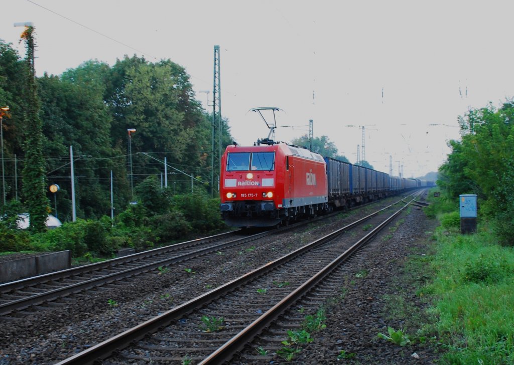 Am spten Abend des 10.09.2010 konnte ich als letztes die 185 175-7 noch ablichten. Leider war etwas viel Licheinsatz ntig, da es schon relativ dunkel war. Darum ist der Horizont nicht ganz so perfekt. 