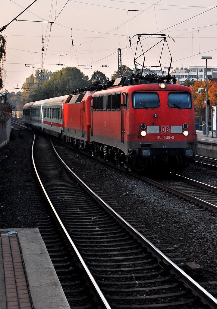 Am spten Abend des 2. Oktober 2011 schleppt die 110 438-9 eine unbekannte 120 mit drei IC-Wagen durch den Bahnhof Norf.