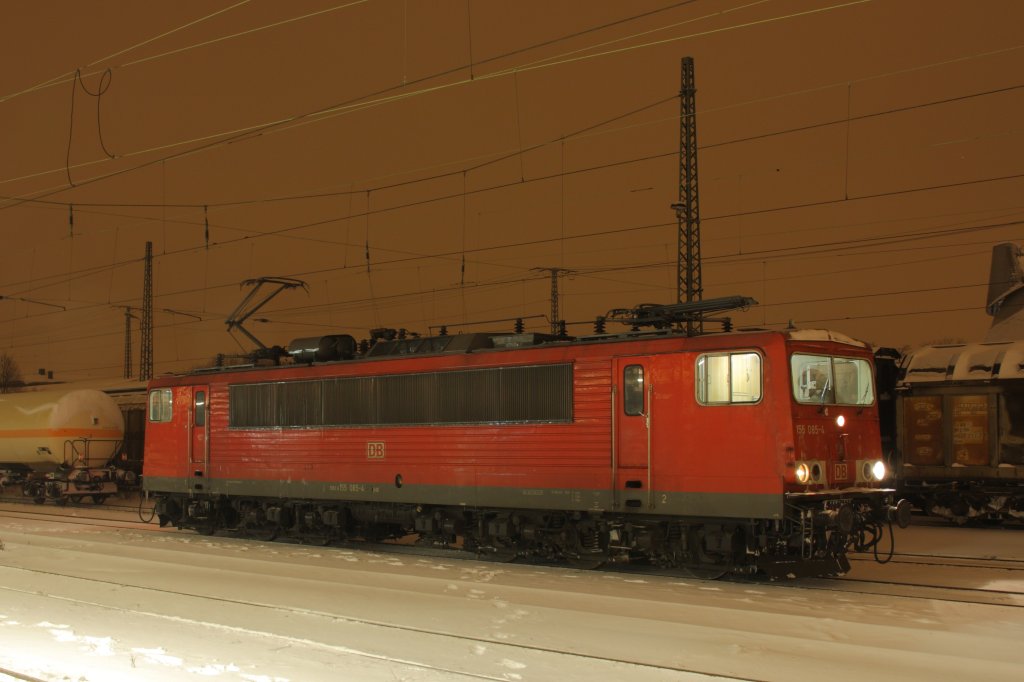 Am spten Abend des 26.12.2010 wartet 155 085-4 in Magdeburg Hbf auf die Weiterfahrt. 