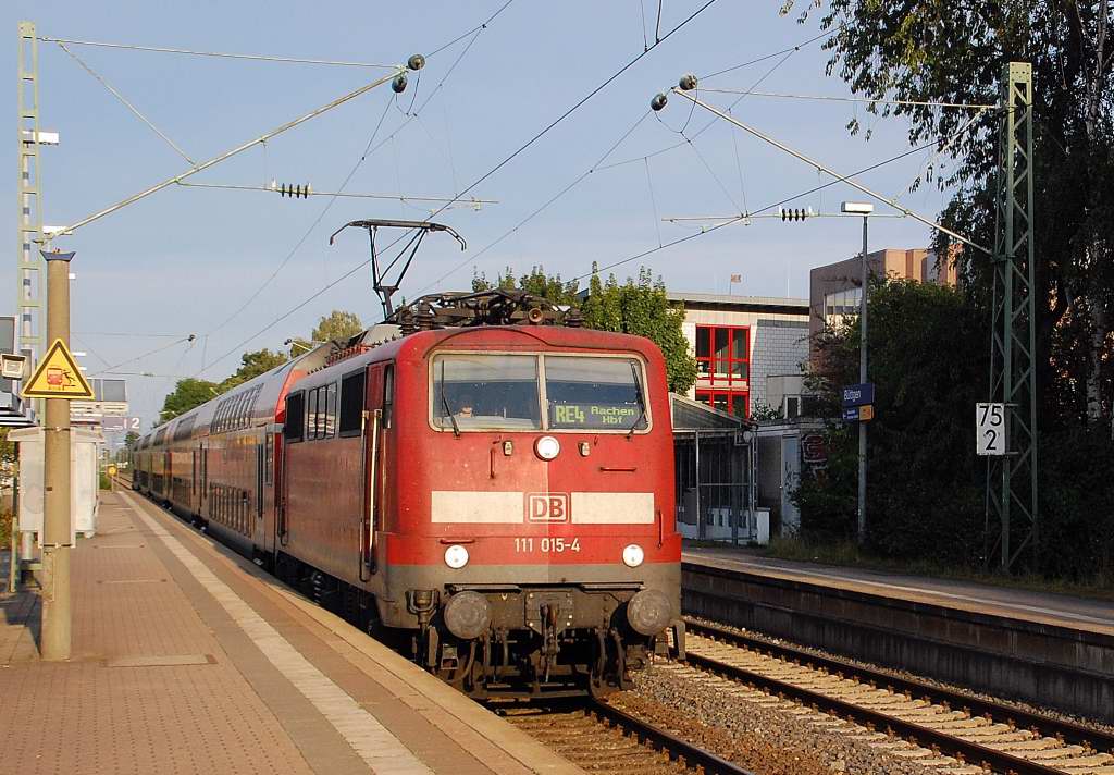 Am spten Abend des 2.September 2012 donnert die 111 015-4 mit eine RE4 durch Bttgen nach Aachen.