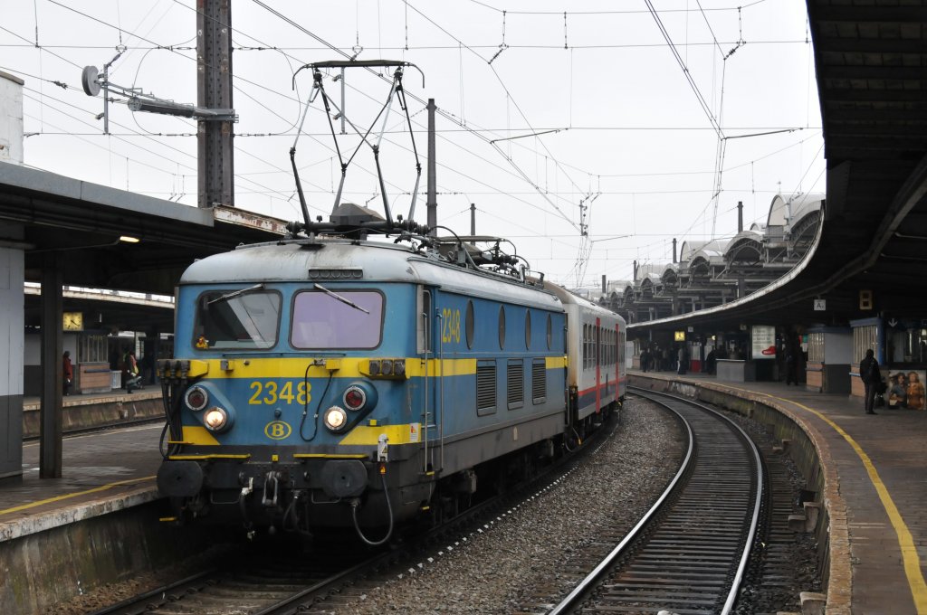 Am sp�ten Freitagnachmittag tummelten sich wieder Altbauloks in Bruxelles-Midi. Hier 2348 mit einem P-Zug auf Gleis 9. Aufgenommen am 25/02/2011.