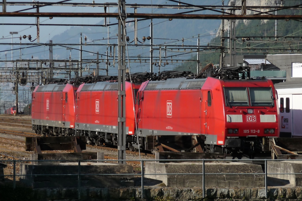 Am spten Nachmittag ist die BR-185-Flotte auf nur noch drei Exemplare geschrumpft (Erstfeld, 1.10.2011) 