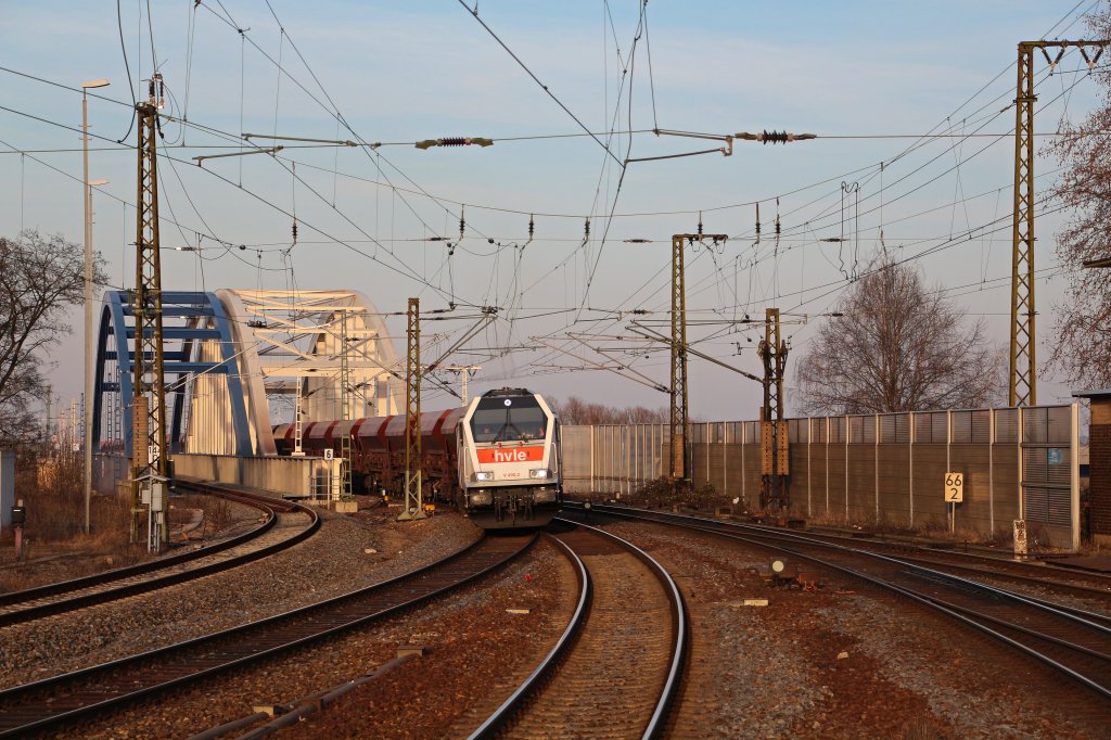 Am spten Nachmittag des 06.03.13 rollt V 490.2 ( Voith Maxima 40 CC ) der hvle ber die Elbbrcke in den Bahnhof Riesa hinein.