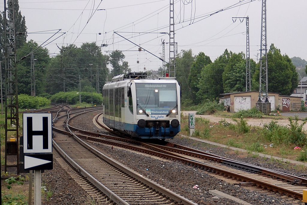 Am spten Nachmittag des 16.5.2011 kommt der VT 6.011 aus Dalheim kommend in Rheydt Hbf an. Der Regen macht eine etwas trbe Stimmung an diesem Tag,