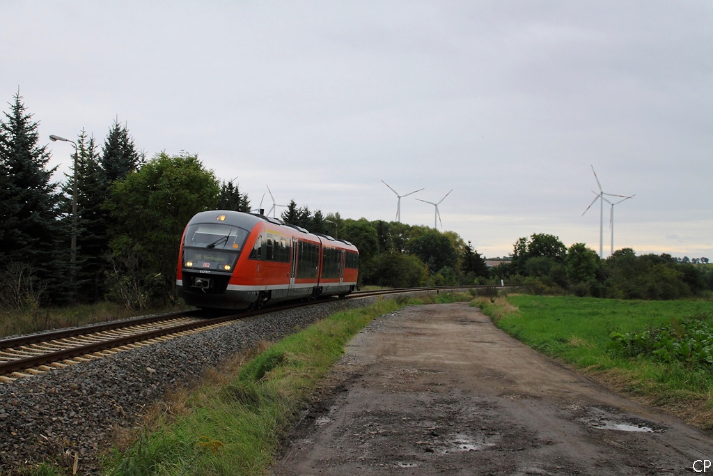 Am sp�ten Nachmittag des 2.10.2010 n�hert sich 642 017 dem Bahnhof Greu�en. 