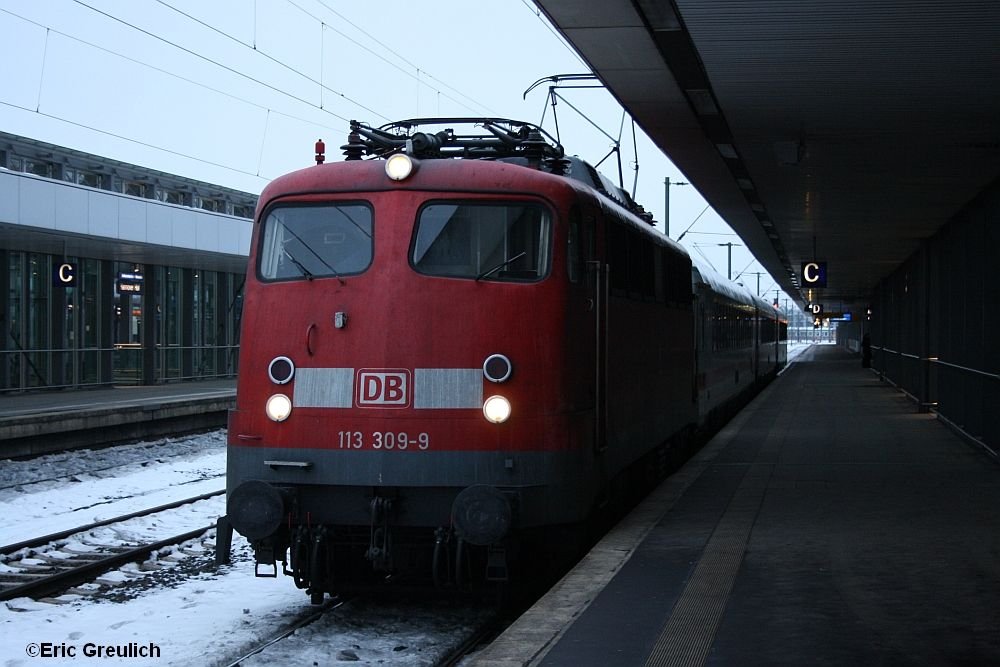 Am spten Nachmittag durchfuhr 113 309 mit einem kleinen PBZ den Hauptbahnhof von Hannover.
